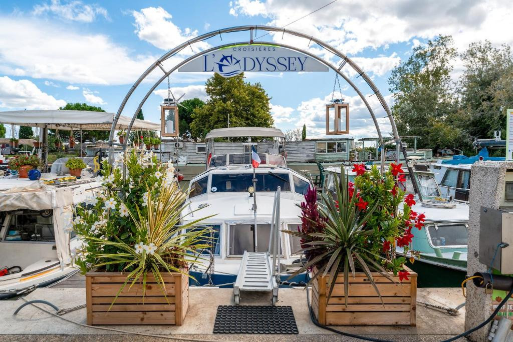 Gîte insolite sur l’eau – Bateau privatisé  jusqu'à 7 personnes_Bellegarde
