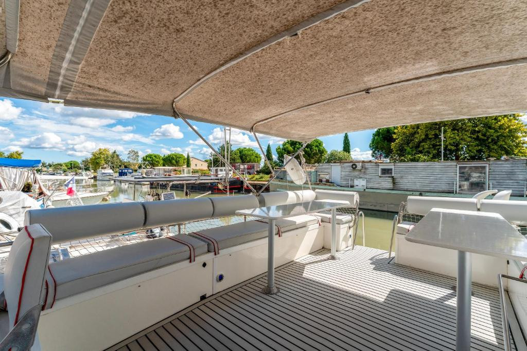 Gîte insolite sur l’eau – Bateau privatisé  jusqu'à 7 personnes_Bellegarde