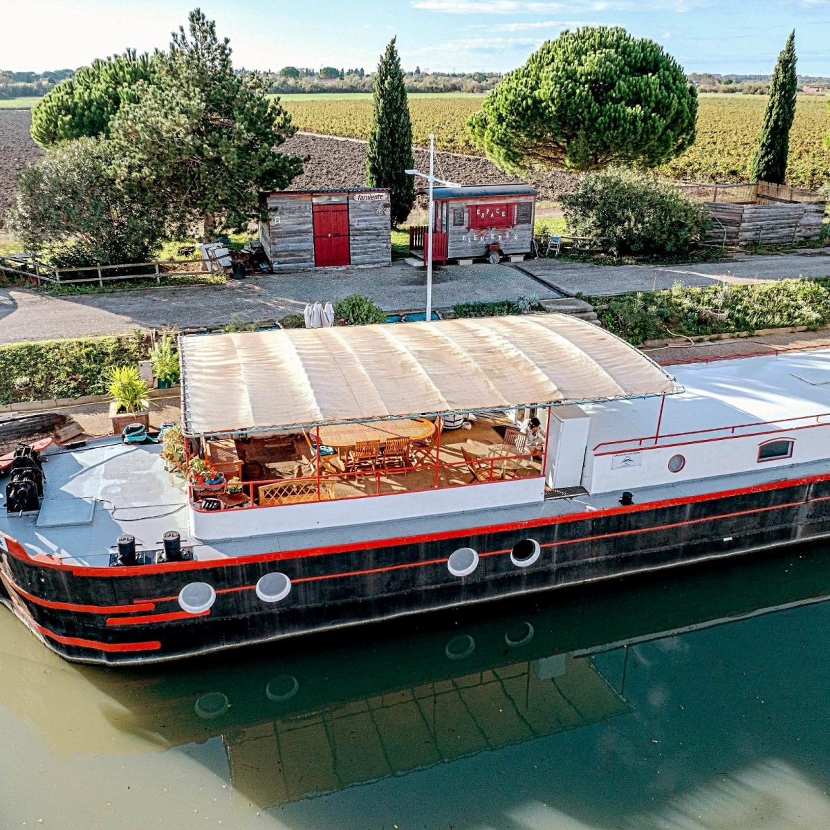 Chambre d'hôtes - Péniche Farniente_Bellegarde Chambre d'hôtes - Péniche Farniente_Bellegarde