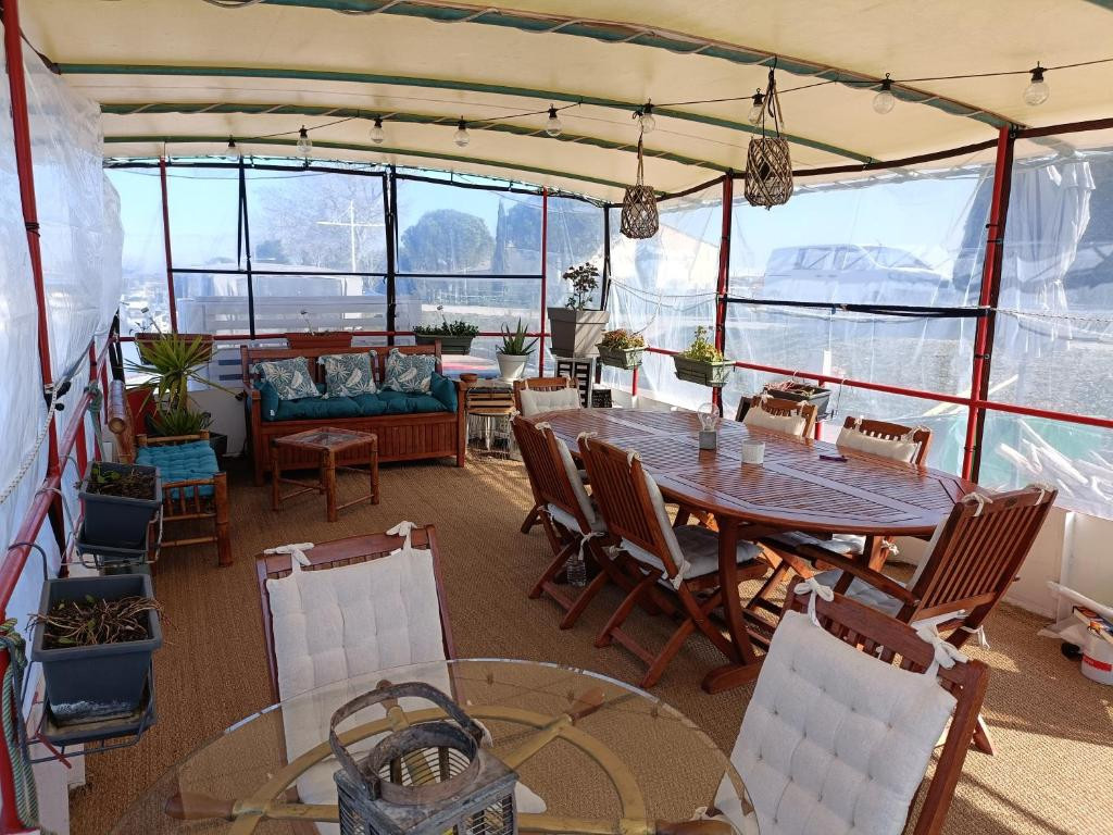 Chambre d'hôtes - Péniche Farniente_Bellegarde Chambre d'hôtes - Péniche Farniente_Bellegarde