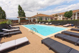 Piscine avec transats