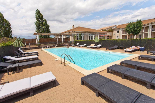 Piscine avec transats