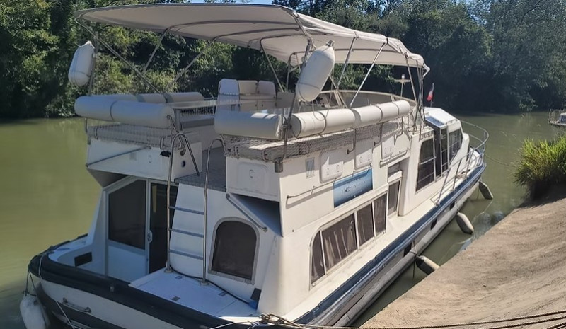 Gîte insolite sur l’eau – Bateau privatisé pour 2 à 7 personnes_Bellegarde