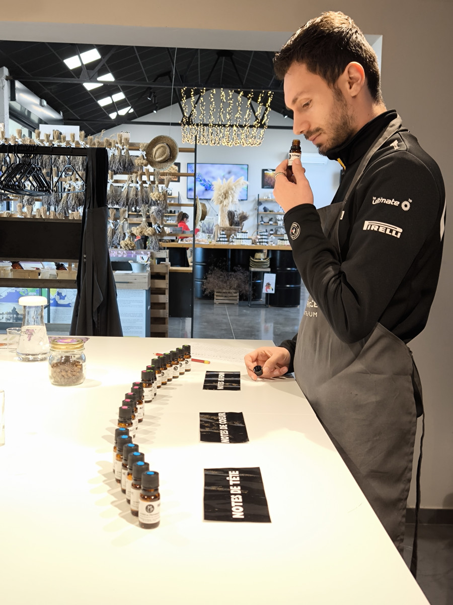 Atelier création parfum naturel - Mas en Provence_Bellegarde