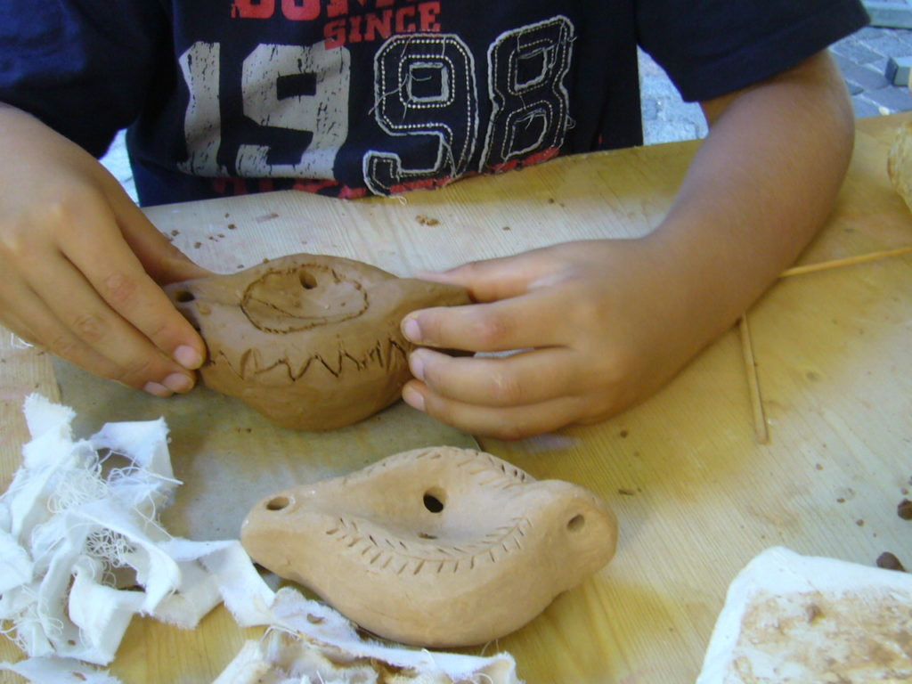 Fabrication de lampe à huile romaine au Mas des Tourelles_Beaucaire