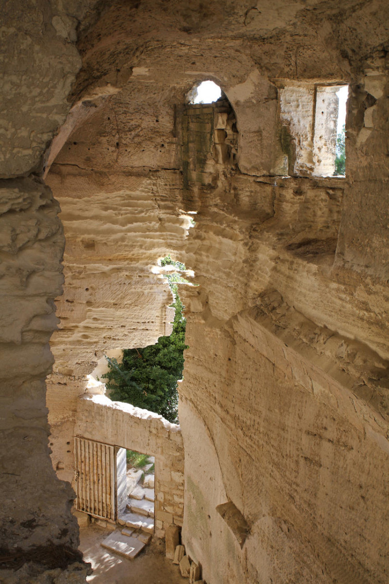 Panoramic aperitif at Saint-Roman Abbey in Beaucaire