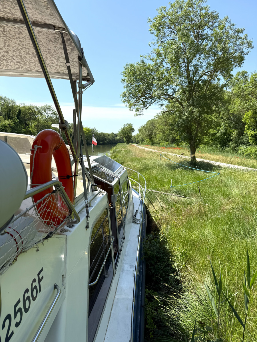 River cruise at the gateway to the Camargue._Bellegarde