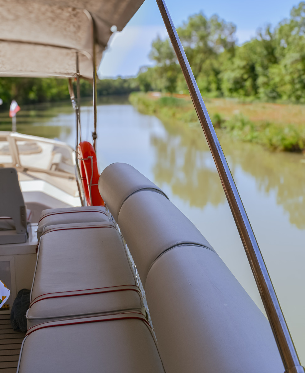 River cruise at the gateway to the Camargue._Bellegarde
