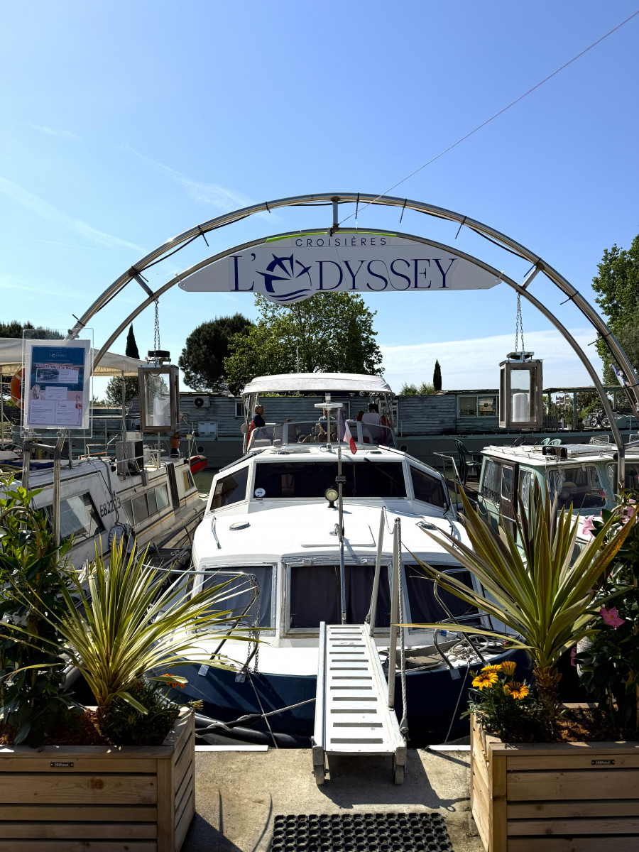 River cruise at the gateway to the Camargue._Bellegarde