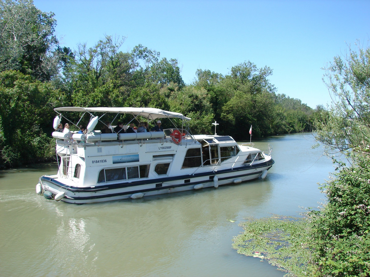 River cruise at the gateway to the Camargue._Bellegarde