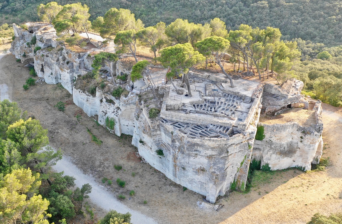 Vue aérienne de l'Abbaye de Saint-Roman - © Office de Tourisme Terre d'Argence patrimoine, beaucaire, abbaye saint-roman, terre d'argence, nature