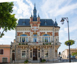 Façade de l'Hôtel de Ville de Jonquières-Saint-Vincent, bâtiment en pierre et en brique avec une tour centrale