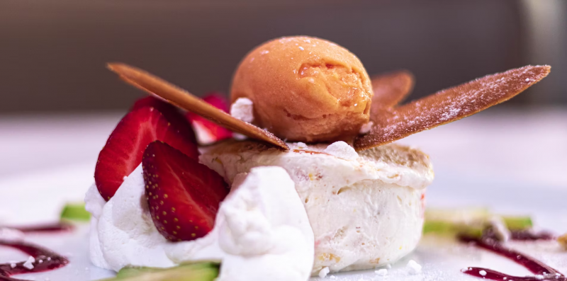 Dessert aux fraises et sorbet – Auberge Amandin Dessert gastronomique de l'Auberge Amandin, composé de fraises fraîches, d'une préparation crémeuse, d'une boule de glace et de fines décorations croustillantes.