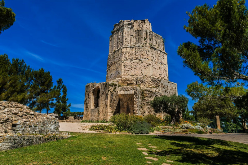 la-majestueuse-tour-magne-a-nimes-35390